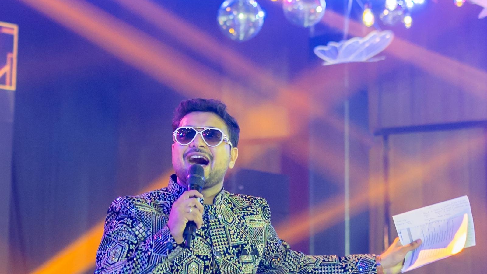 Pankhil Dholakia, the best emcee in Mumbai, hosting a grand luxury wedding showreel